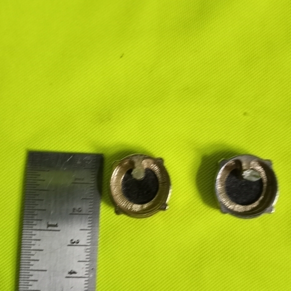 Goldtone Grey hematite round post earrings - Picture 5 of 5